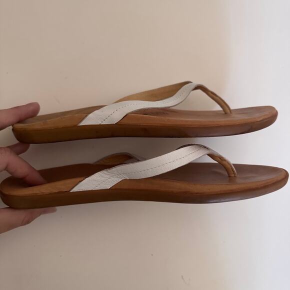 OluKai Women's Honu White Leather Slip On Flip Flop Sandals Size 9 - Picture 3 of 5